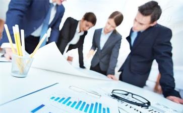 中級(jí)會(huì)計(jì)師一個(gè)月收入是多少呢？