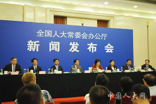 有關(guān)方面負(fù)責(zé)人就本次會(huì)議表決通過(guò)的法律等有關(guān)問(wèn)題回答記者提問(wèn)