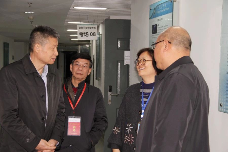 中稅協(xié)副會長兼秘書長李林軍在考點巡考。