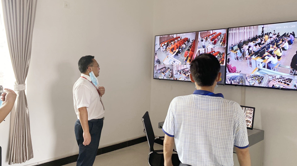 局黨組書記、局長、二級巡視員楊天生在考點(diǎn)巡考