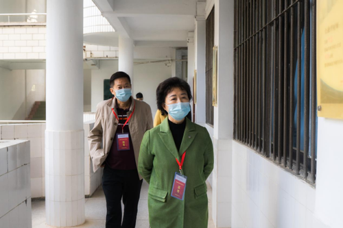 陳素文會(huì)長(zhǎng)、甘志民副會(huì)長(zhǎng)在考點(diǎn)巡視