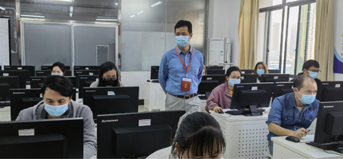 趙志忠副會(huì)長(zhǎng)在考點(diǎn)巡視