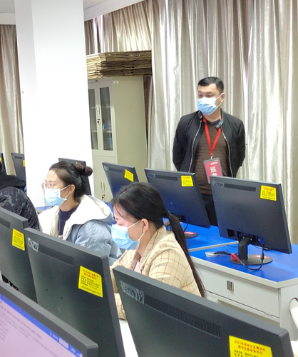 張強(qiáng)副會(huì)長(zhǎng)在考點(diǎn)巡視