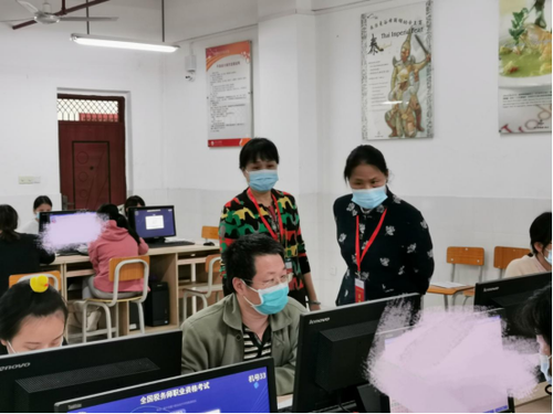 宋德玲秘書長(zhǎng)、邊遠(yuǎn)副秘書在考點(diǎn)巡視