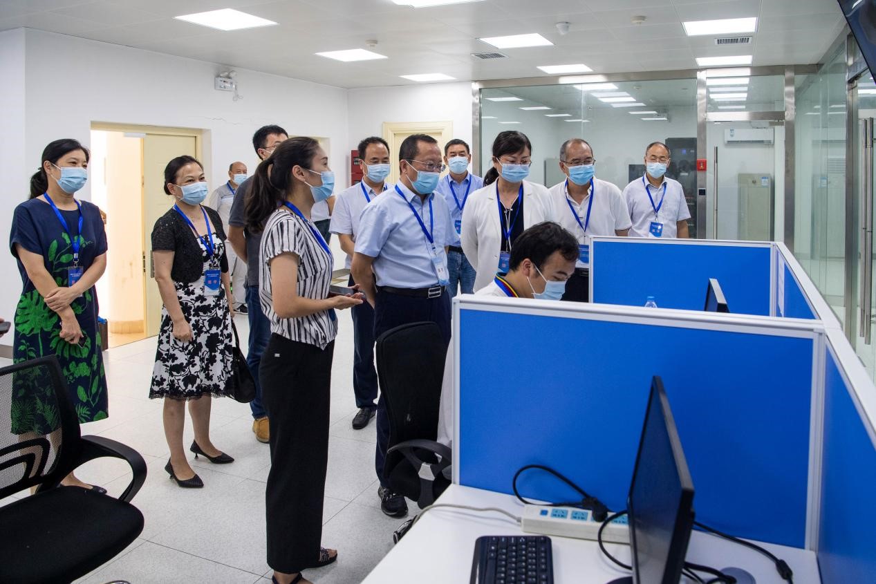 湖北省財(cái)政廳副廳長馮春一行巡視考點(diǎn)