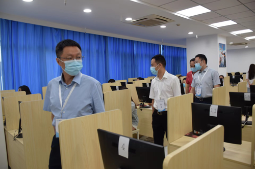 財政廳總會計師陳誠在成都考區(qū)巡考