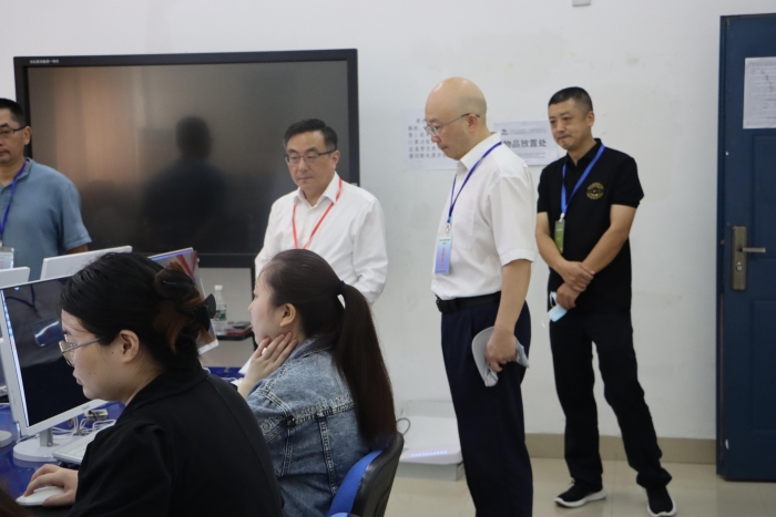 市財(cái)政局徐局長(zhǎng)一行巡視考點(diǎn)