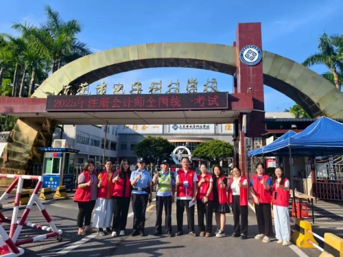 塘廈財政分局黨員志愿者、公安交警在考點服務(wù)考生